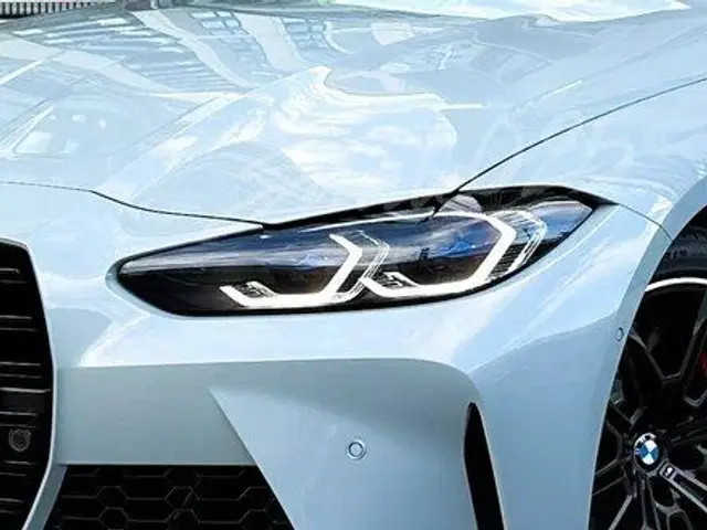 Фара BMW M4 с белыми ходовыми огнями